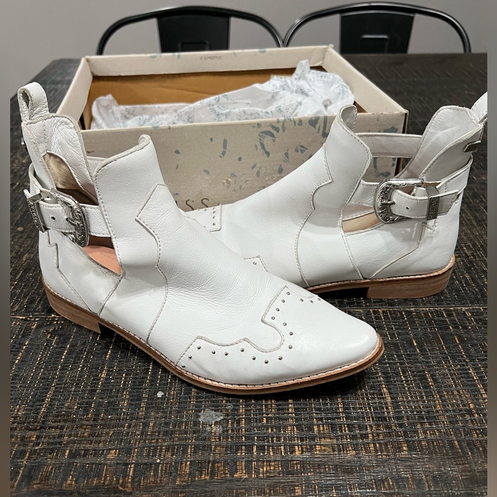 Musse & Cloud size 9 (Eur40), white studded and adjustable buckle boots, cute 🤩